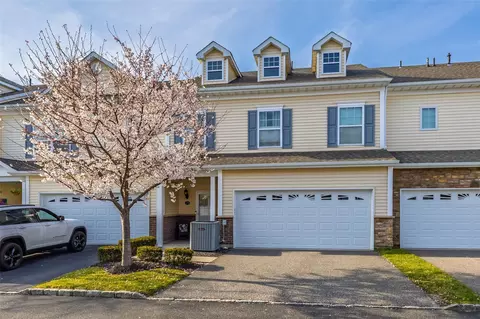 129 Rosebud Ct #129, Patchogue, NY 11772
