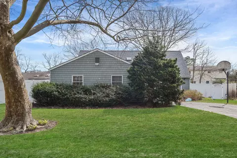 575 Bayport Ave, Bayport, NY 11705