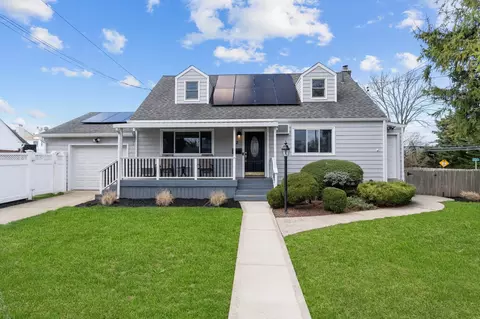2 Lee Ave, North Hempstead, NY 11507