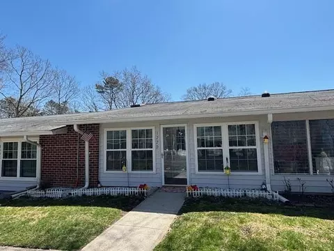 122 Exmore Ct #D, Ridge, NY 11961