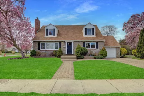 16 Tremont St, Garden City, NY 11530