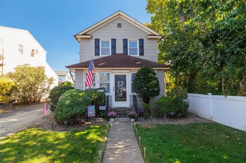 21 Cumberland St, Rockville Centre, NY 11570