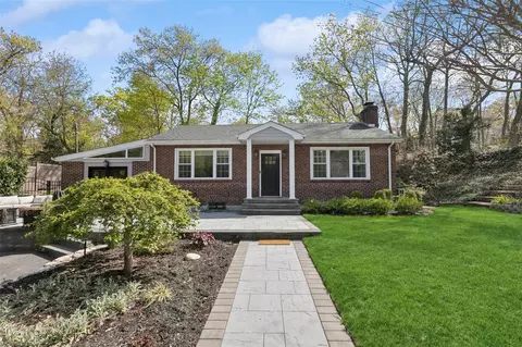 109 Centerport Rd, Centerport, NY 11721