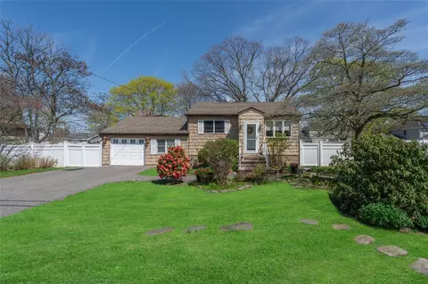 87 Mohawk Ave, Deer Park, NY 11729