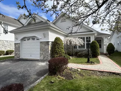 10 Chelsea Ln, Middle Island, NY 11953