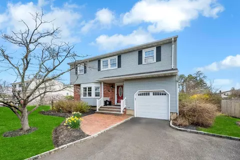 174 7th St, Bohemia, NY 11716