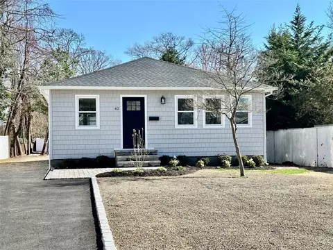 42 Dixie Ln, East Islip, NY 11730