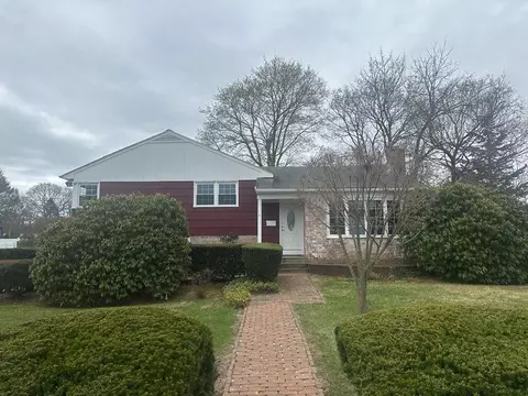 4 Sioux Pl, Huntington Station, NY 11746