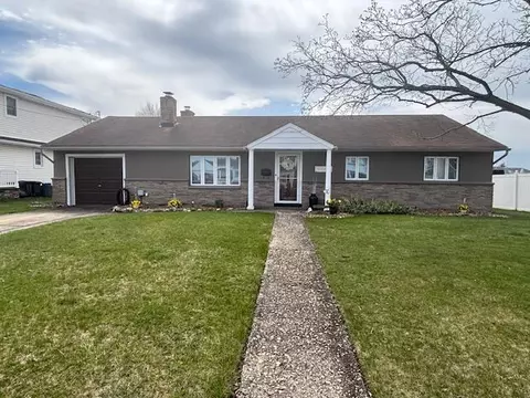 41 W Santa Barbara Rd, Lindenhurst, NY 11757