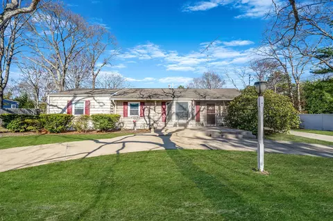 615 Spruce Ave, Sayville, NY 11782