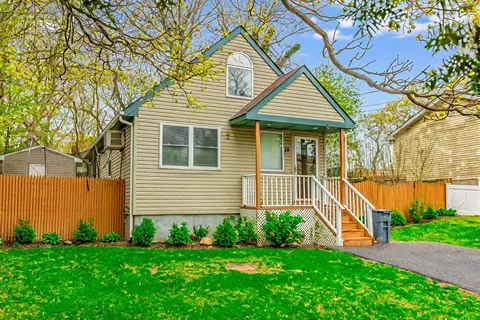 75 Palm Rd, Rocky Point, NY 11778