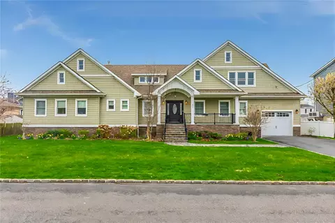 850 E Bay Dr, West Islip, NY 11795
