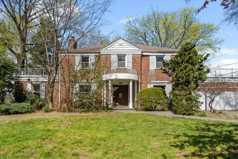 40 Hawthorne Ln, North Hempstead, NY 11023