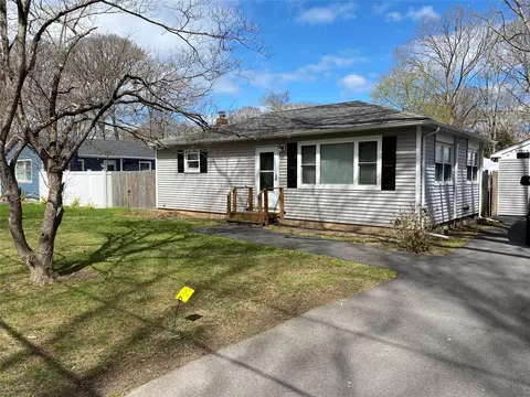 33 Pine Cone St, Middle Island, NY 11953