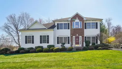 2106 Patriots Ct, New Windsor, NY 12553