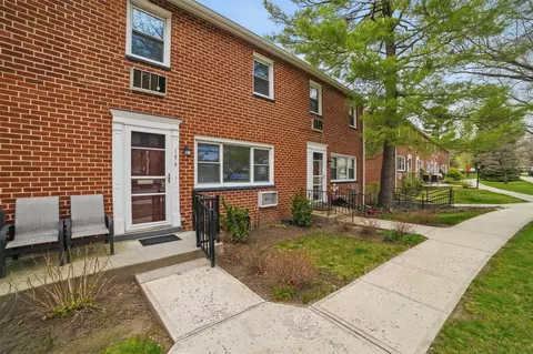 196 Charter Cir #196, Ossining, NY 10562