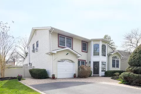 8 Pequa Ln, Commack, NY 11725
