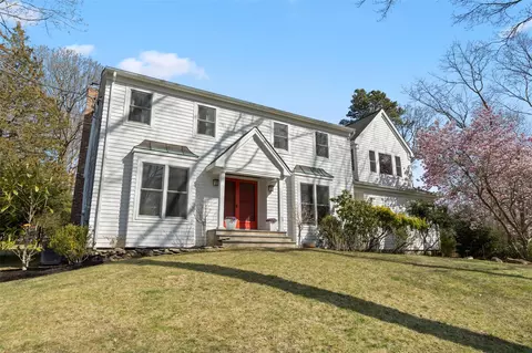 7 Locust Ave, Setauket, NY 11733