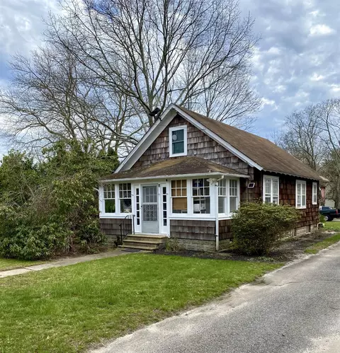 8 Walker Ave, East Quogue, NY 11942