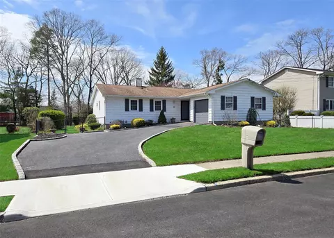 18 Norma Blvd, Holbrook, NY 11741