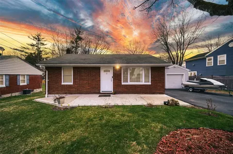 8 Ludlow Dr, Poughkeepsie, NY 12603
