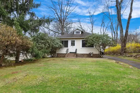 270 Maple Rd, Clarkstown, NY 10989