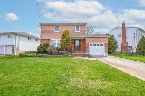 2515 Aron Dr W, Seaford, NY 11783