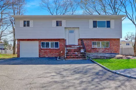 1 Thomas Ave, Bay Shore, NY 11706