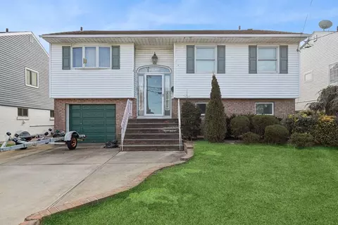32 E 1st St, Freeport, NY 11520