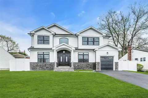 14 Terry Ln, Plainview, NY 11803