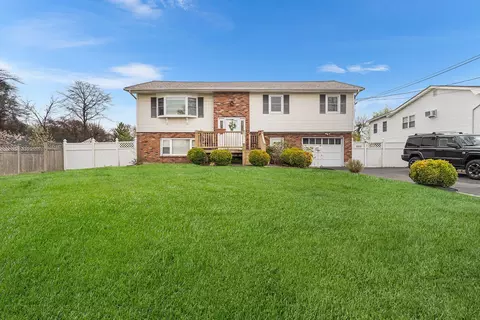 116 Independence Ave, Babylon, NY 11702