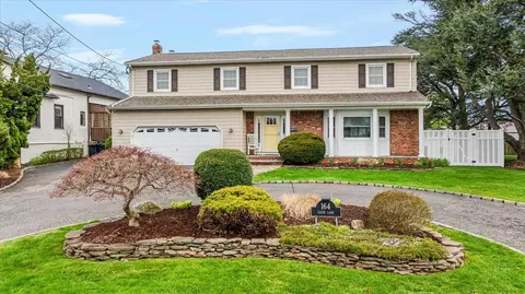 164 Eaton Ln, West Islip, NY 11795