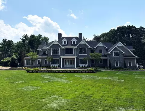 2 E Gate Rd, Huntington, NY 11743