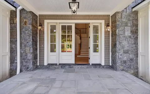 Exterior - 2 E Gate Rd, Huntington, NY 11743 photo 2 of 3