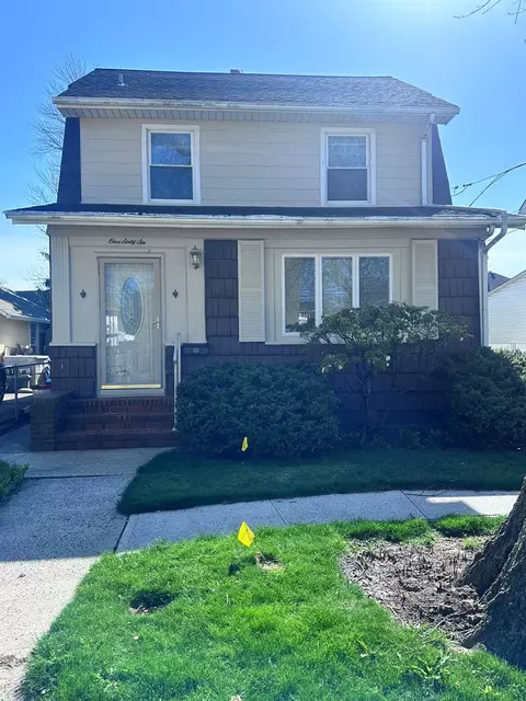 166 Franklin St, Franklin Square, NY 11010