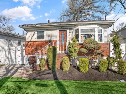 2105 N Railroad Ave, Staten Island, NY 10306