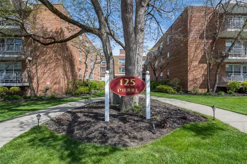 125 Main St #2U, North Hempstead, NY 11050