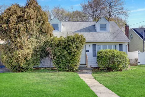 1023 Smith St, Uniondale, NY 11553