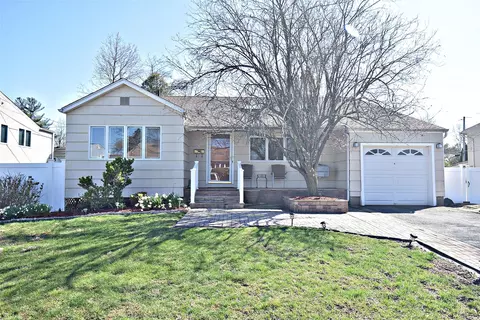 6 Gary Rd, Syosset, NY 11791