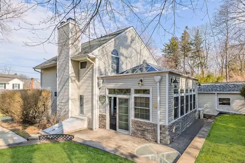 5 Elm Rd, Rocky Point, NY 11778