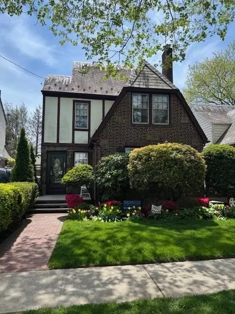 236 Crocus Ave, Floral Park, NY 11001