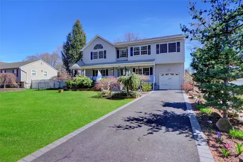460 Glen Dr, Shirley, NY 11967