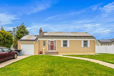 19 Parkside Ln, North Babylon, NY 11703