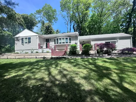 268 Gloria Blvd, Hauppauge, NY 11788