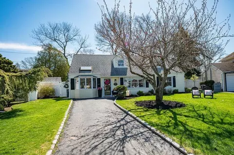 1331 Harry Ln, Merrick, NY 11566