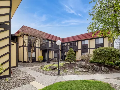2 Loudon Dr #8, Fishkill, NY 12524