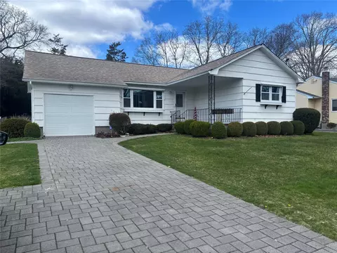 60 Hewitt Blvd, Center Moriches, NY 11934