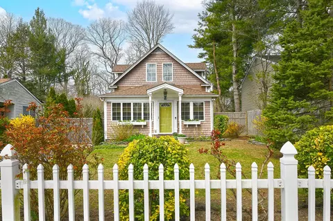 39 Nichols Rd, Huntington Station, NY 11746