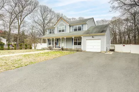 1 Richard Dr, Medford, NY 11763