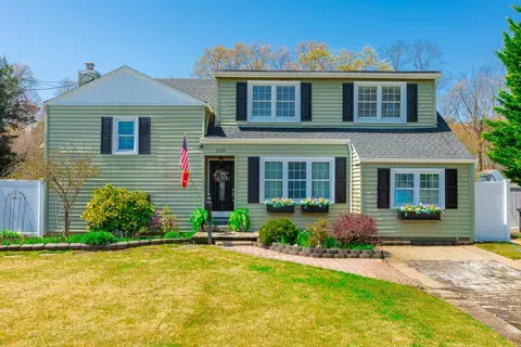 120 Gladstone Ave, West Islip, NY 11795